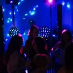 ciemny pokój dyskotekowy z DJ-em do wynajęcia z weston disco - somerset
