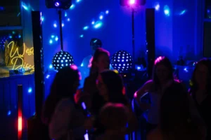 ciemny pokój dyskotekowy z DJ-em do wynajęcia z weston disco - somerset