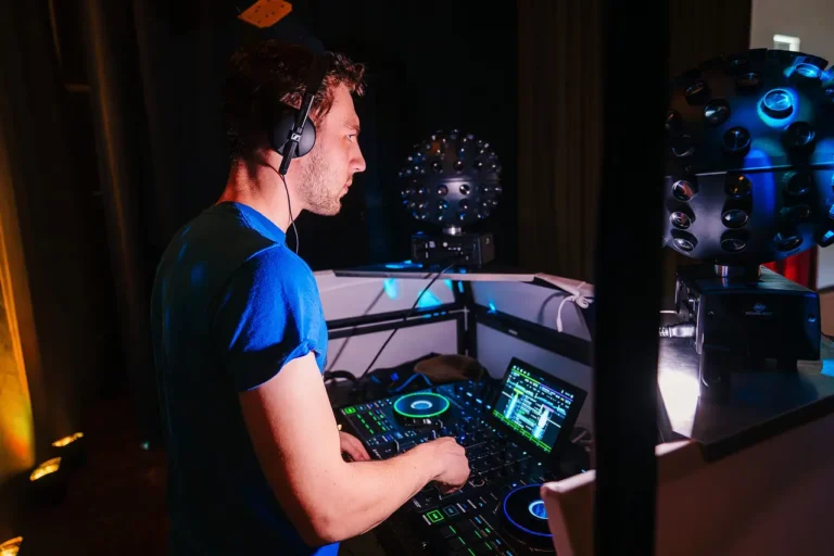 DJ HAMEZ grający świetną muzykę